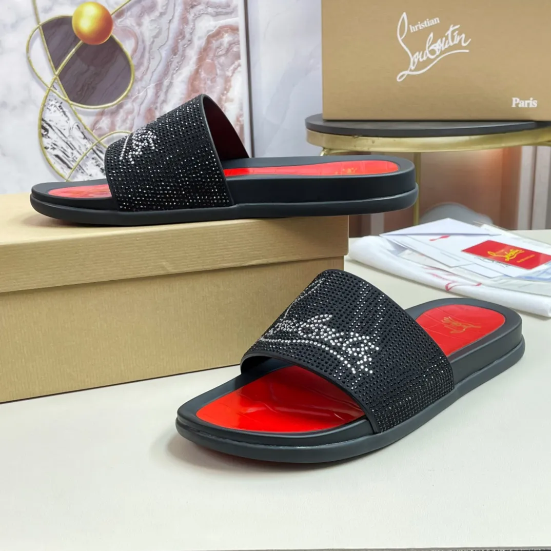 [CL red sole shoes] P: 340💰 size 38-45 Men’s classic slippers, made on the official website 1:1, the original factory specializes in original materials ➖ OEM 3D printed patterns, all hand-made with hot-drilled diamonds ➖ Ultra-light anti-slip outsole. Super fashionable and super comfortable, handsome on the feet, a must-have for men in summer! !